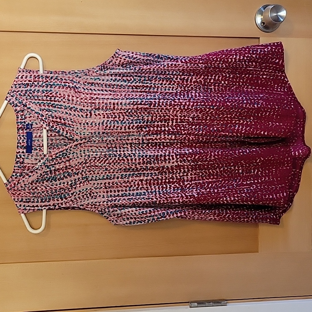 Sleeveless blouse with color gradient design